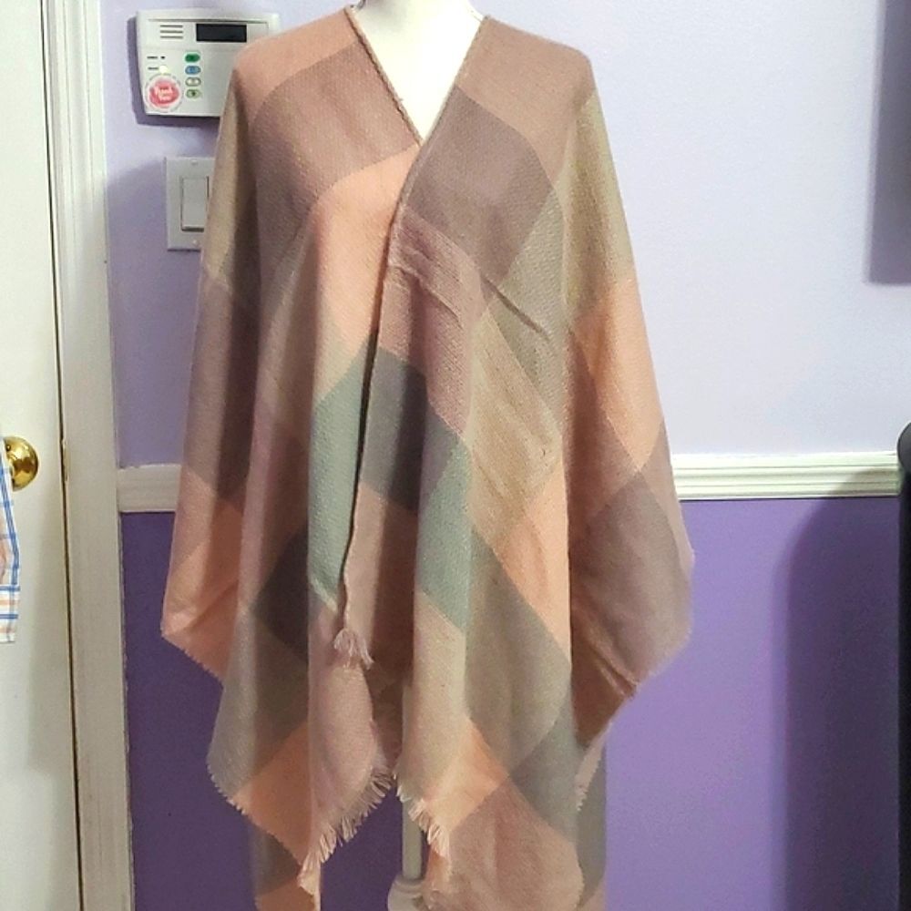 NEW Tahari Mauve & Gray Plaid Soft Cozy Fringed Wrap Poncho One Size